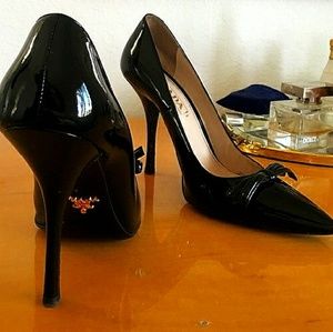Prada black patent leather closed toe bow size 9